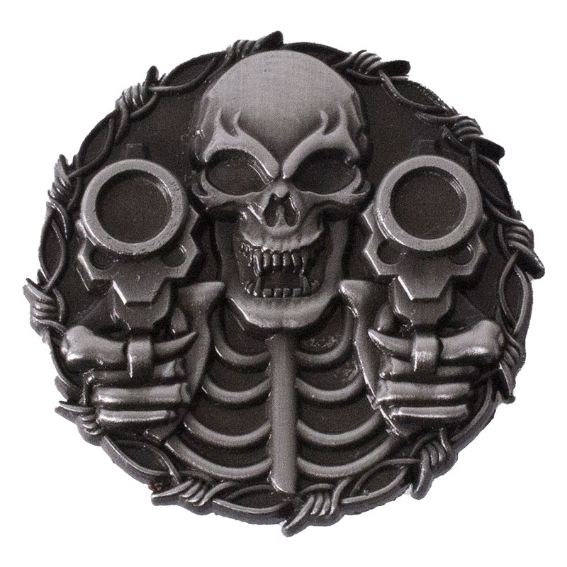 Totenkopfabzeichen mit Pistolen