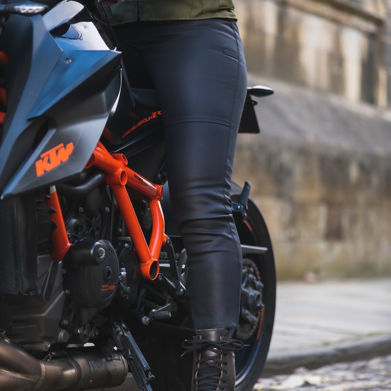 Oxford Original Approved Waxed Jeggins AA Kurz geschnittene Motorradjeans für Damen in Schwarz