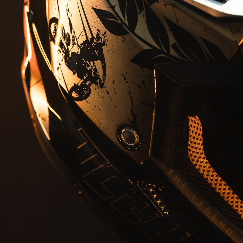 Motocross-Helm Airoh Aviator 3.0 „TC 222 THE LEGEND“ schwarz-gold