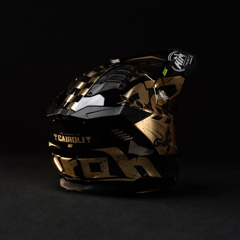 Motocross-Helm Airoh Aviator 3.0 „TC 222 THE LEGEND“ schwarz-gold
