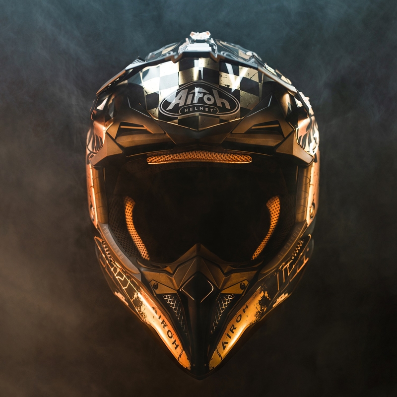 Motocross-Helm Airoh Aviator 3.0 „TC 222 THE LEGEND“ schwarz-gold