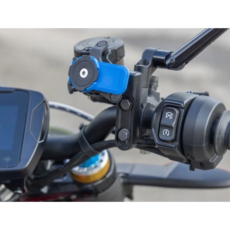 Quad Lock® Motorrad-Kupplungshalterungssockel, montiert in der Brems-/Kupplungshauptzylinderhalterung