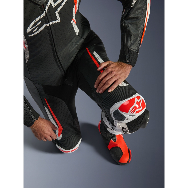 Alpinestars GP TECH V5 Einteiler-Motorradkombi aus Leder, schwarz-weiß-fluoreszierend rot