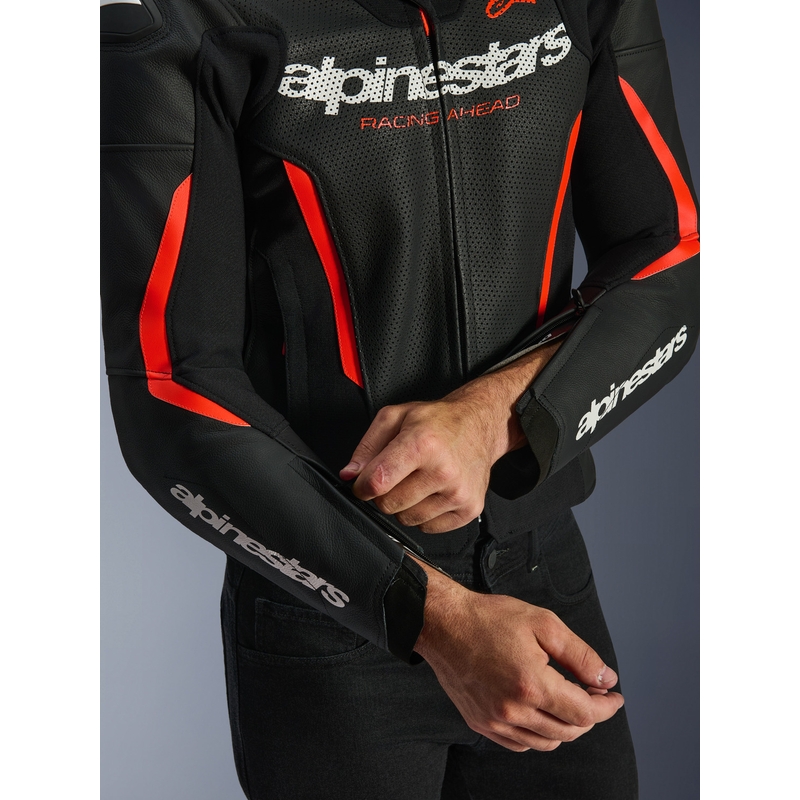 Alpinestars GP Force V2 Airflow Motorradjacke aus Leder, schwarz-fluoreszierend rot-weiß