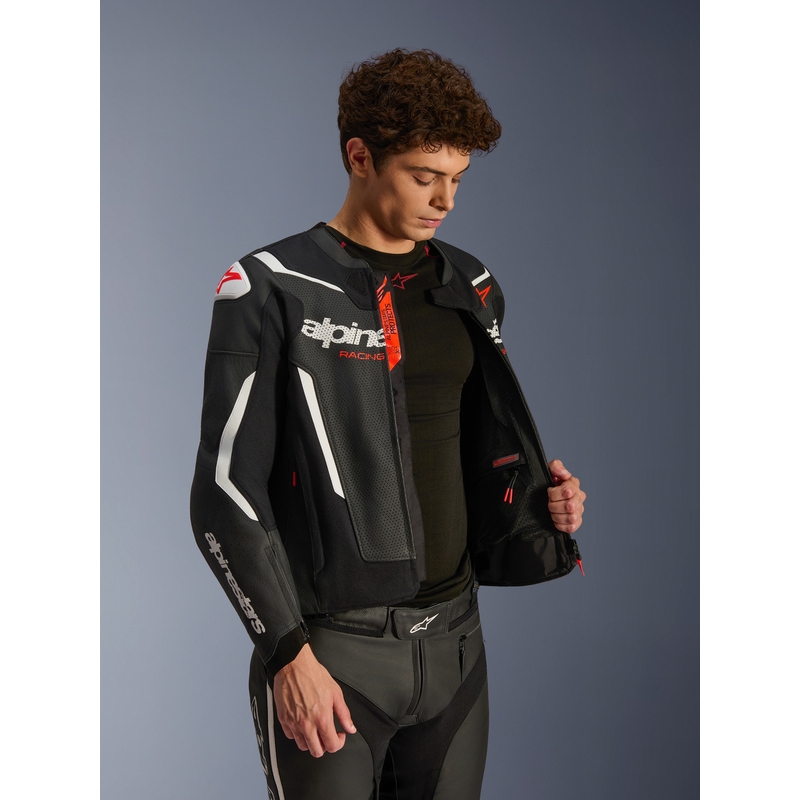 Alpinestars GP Force V2 Airflow Motorradjacke aus Leder, schwarz-weiß